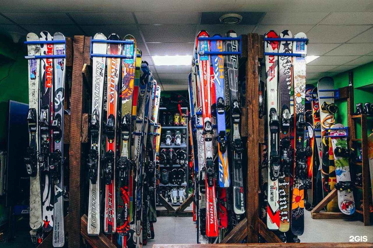 Взять лыжи в прокат. Экипировка для горных лыж. Лыжное оборудование. Арендовать лыжи. Прокат горных лыж.