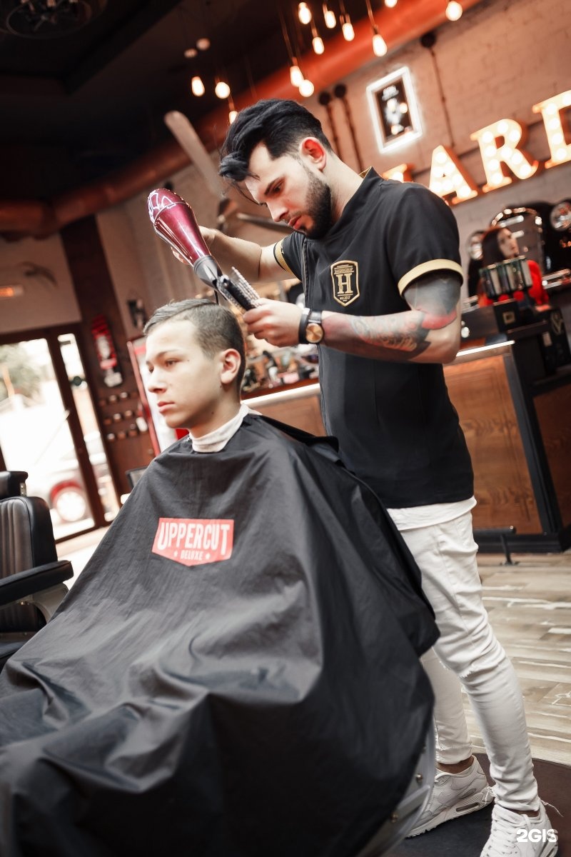 Барбершоп краснодарская. Hardy Barbershop Краснодар. Краснодар барбершоп Hardy Красноармейская. Барбершоп том Харди. Барбершопер Мурат Тула.