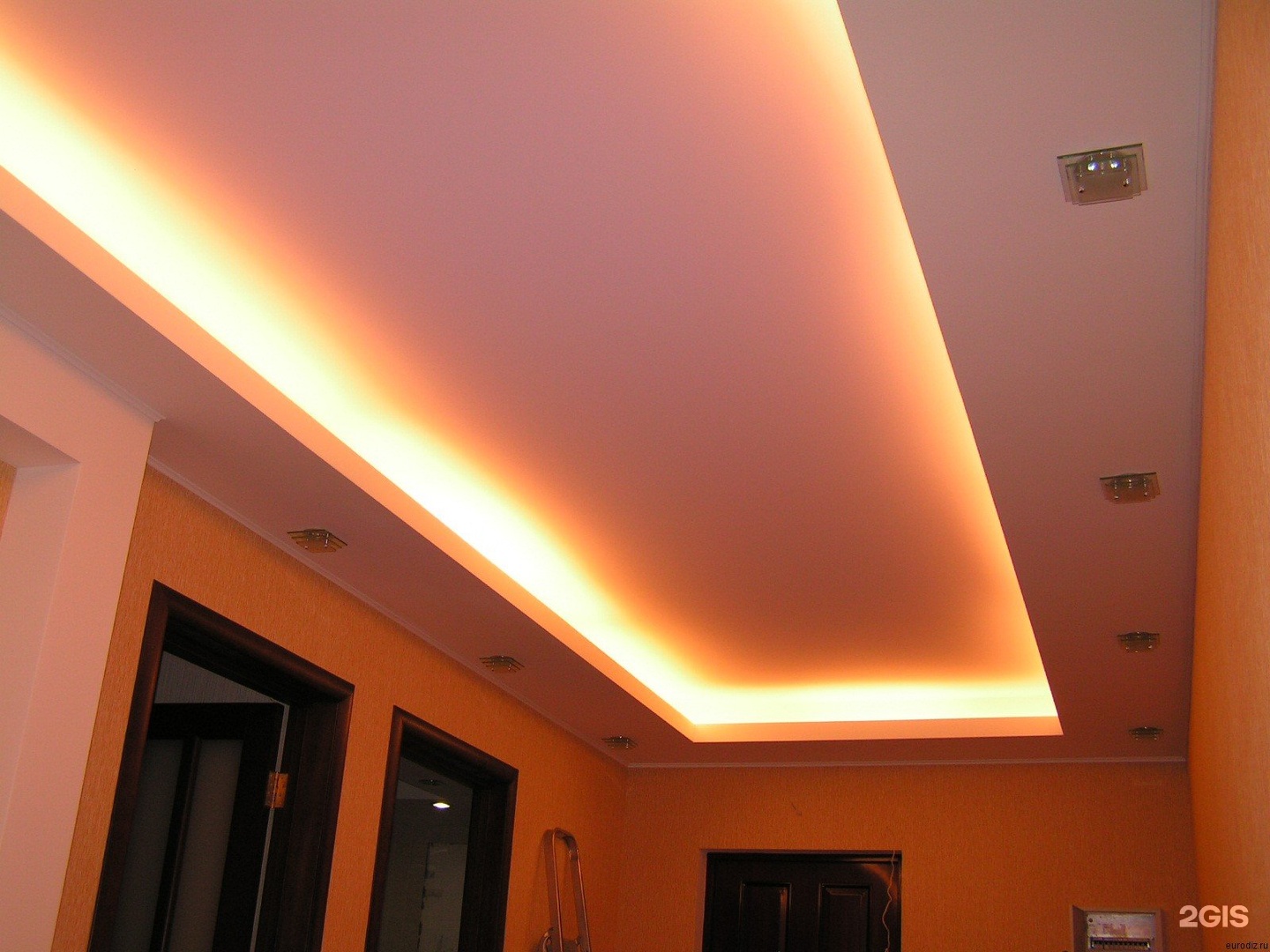 двухъярусный потолок с подсветкой