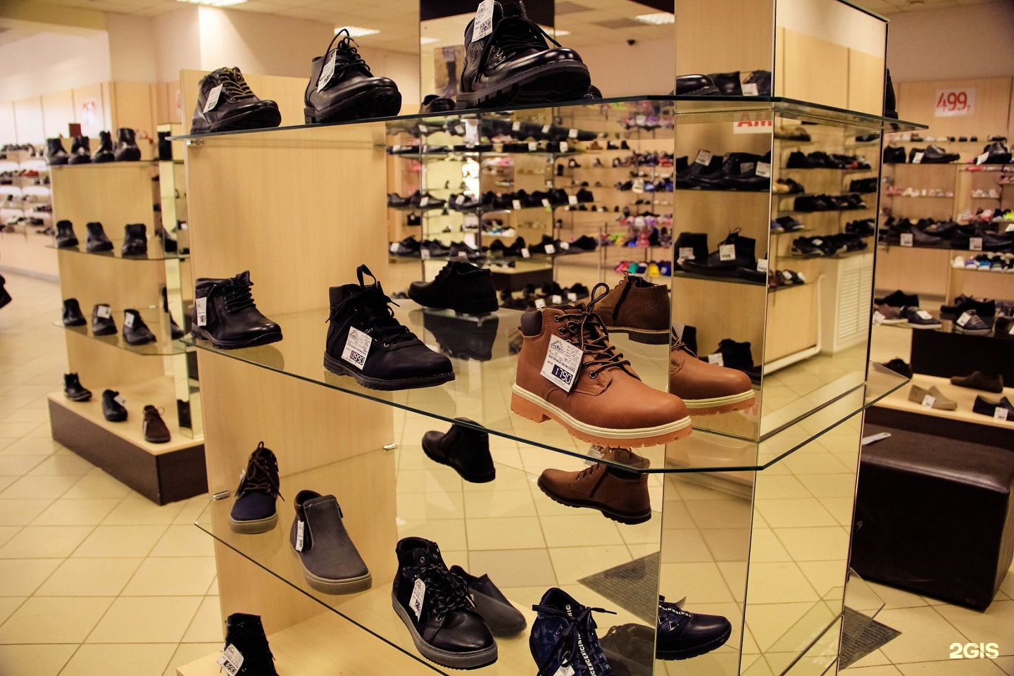 Магазин московский обувь. Магазин обуви. Обувные магазины в центре Москвы. Обувь в ГУМ. Обувной магазин мужской обуви.