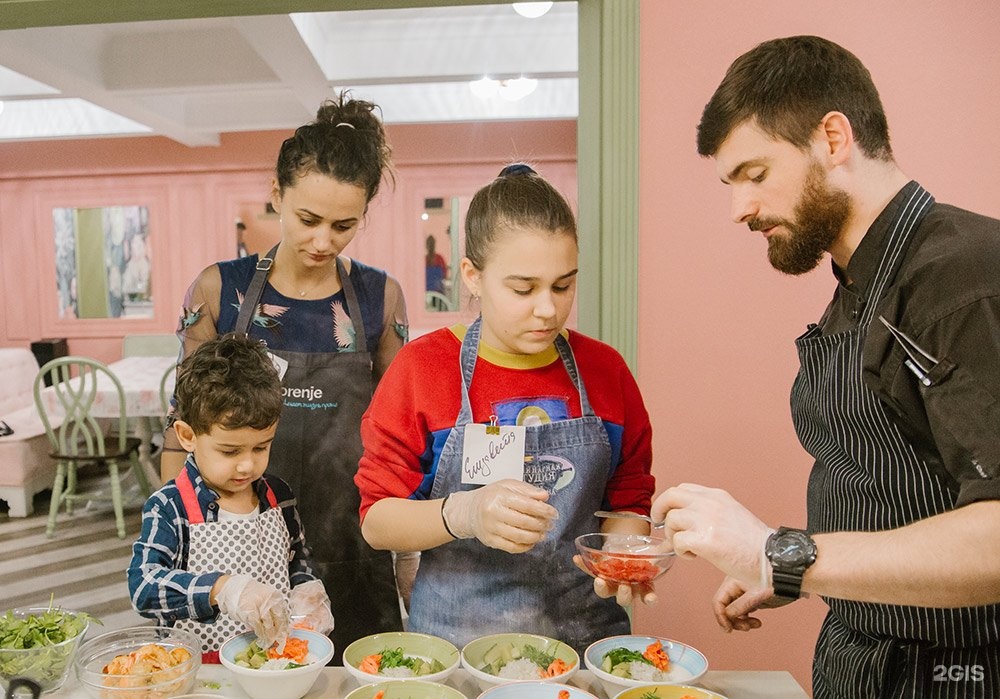 Оливье сочи роз. Кулинарная студия. Кулинарный мастер класс Сочи. Кулинарная студия Лазерсона. Кулинарная студия Лазерсона Рига Молл.