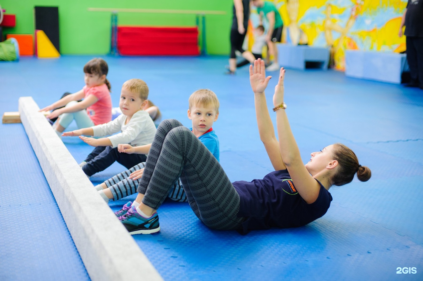 Акробатика на батуте. Ул. Центр акробат. Спорт центр на братиславской. Братиславская батутный центр.