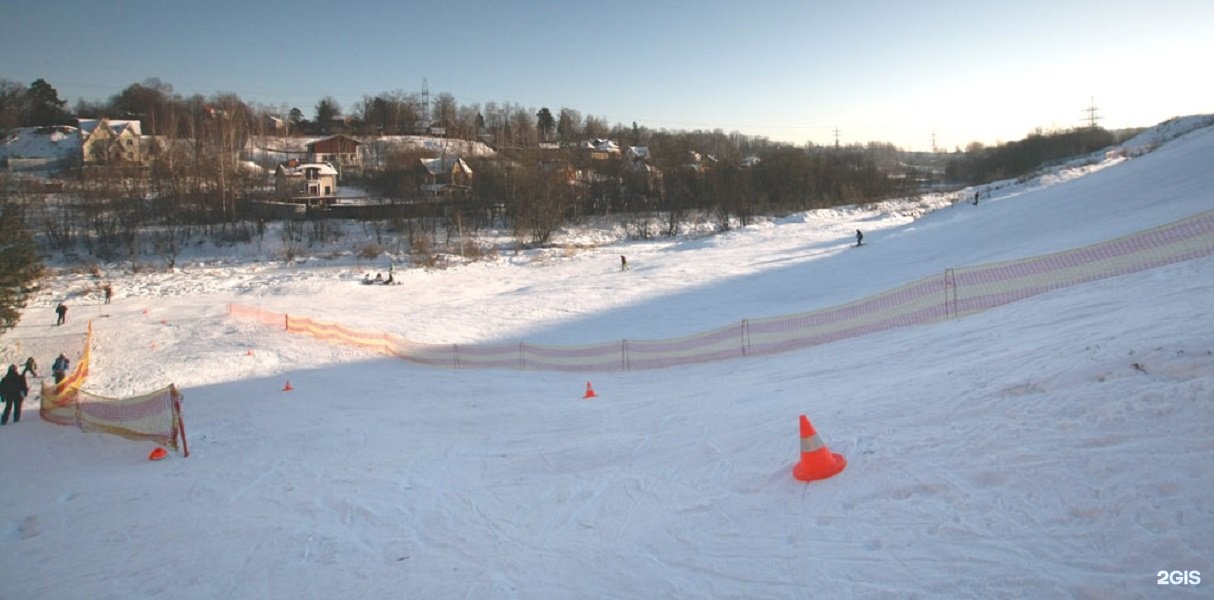 Лыжная база сходня голиково. Горнолыжный спуск куркино. Горнолыжный склон химки куркино. Подрезково горнолыжный склон. Горка сходня.