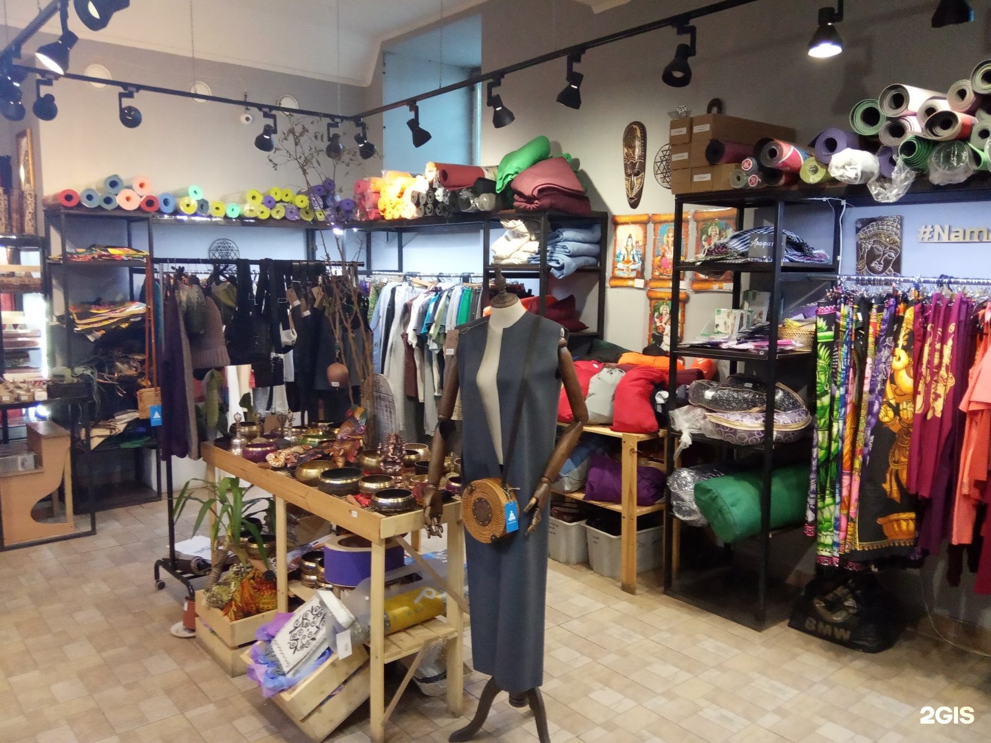 Йога магазин. Lululemon athletica компания. Магазин йоги на гороховой. Магазин для йогов. Лулу лэмон.