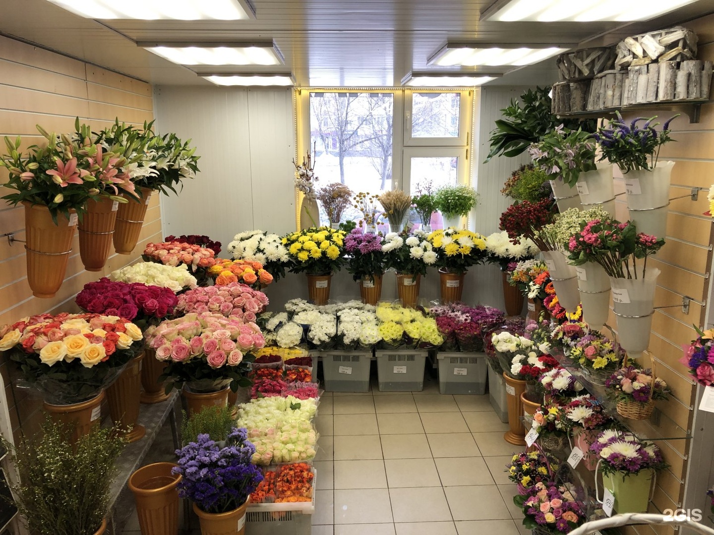 Цветочные магазины сергиев. Цветы в цветочном магазине. Интерьер цветочного магазина. Цветочный магазин изнутри. Оптовый магазин цветов.