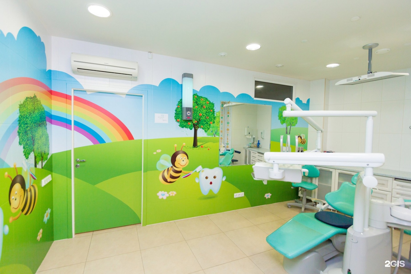 Детская стоматология толстого. Стена в детской стоматологии. Дизайн детской стоматологии.
