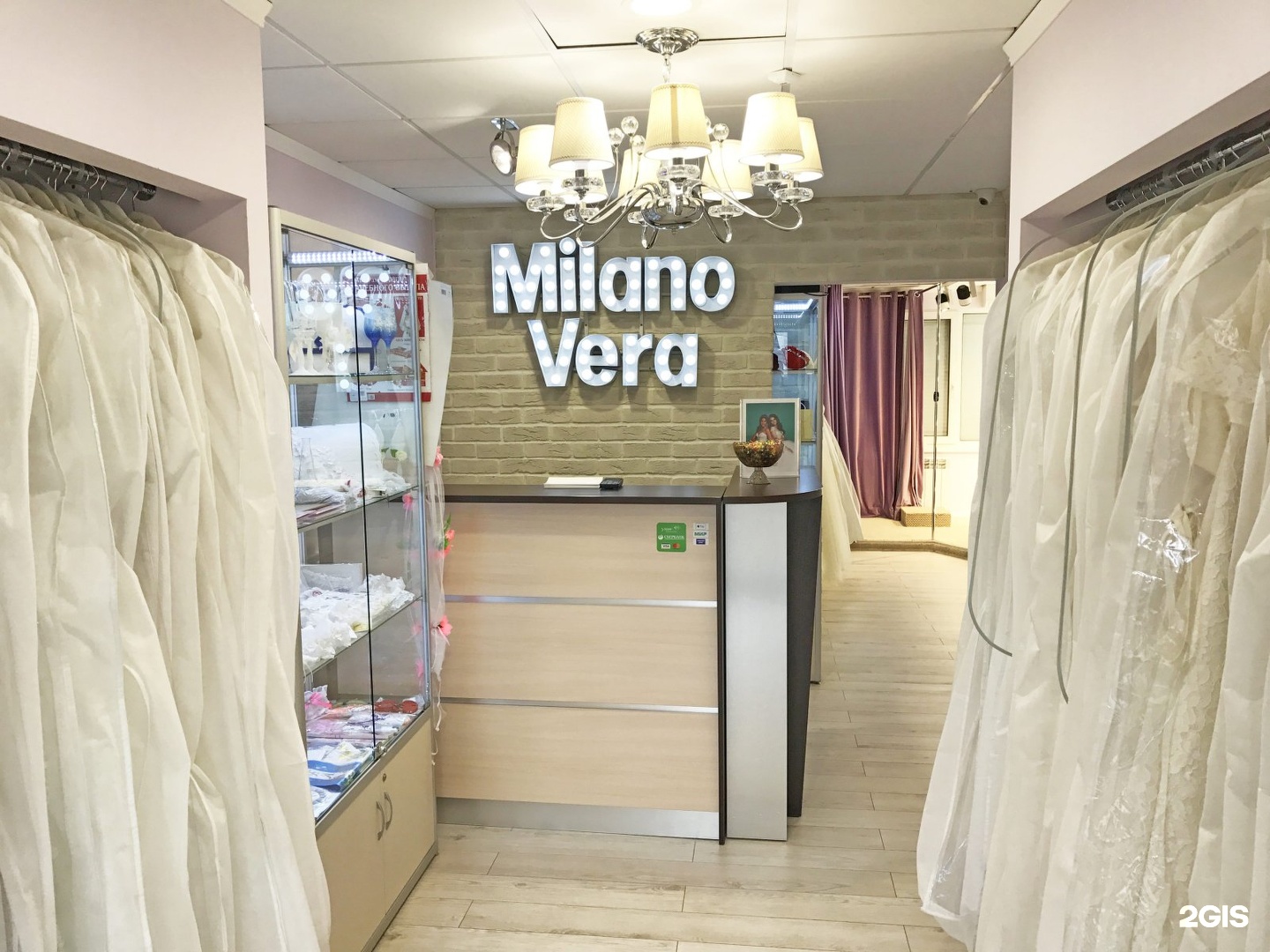 Салон на парнасе. Milano Vera свадебный салон. Энгельса 115 магазины одежды. Татищева 4 б салон Милано стайла.