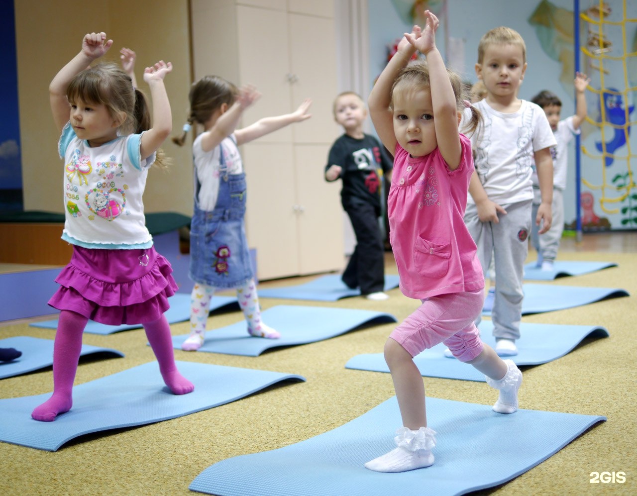 Что делают дети в 3 года. Гимнастика в детском саду. Дети на физкультуре в детском саду. Аэробика для детей. Спортивные занятия для детей.