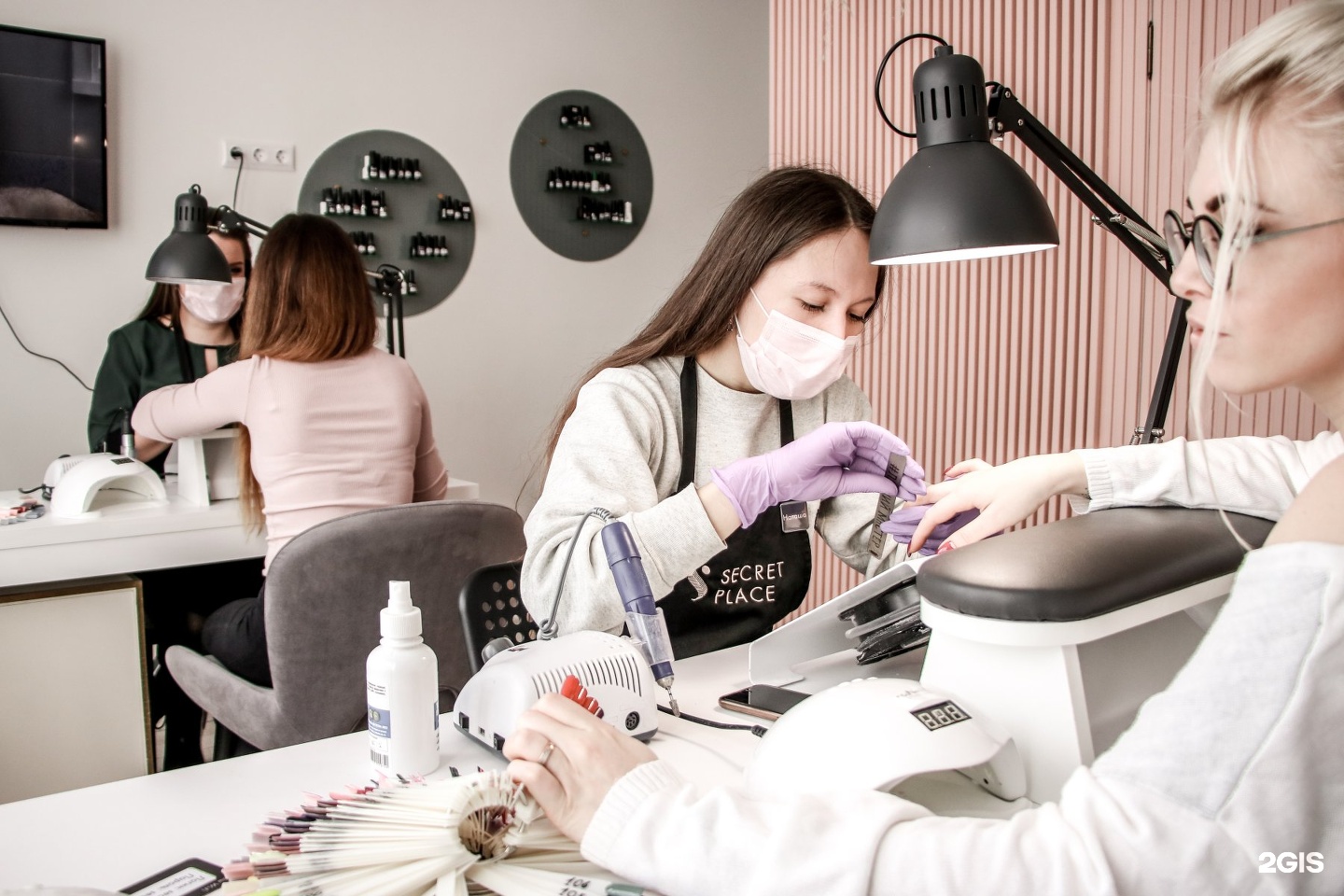 В салоне красоты работают 10 сотрудников выполняющих стрижки и различные косметические процедуры