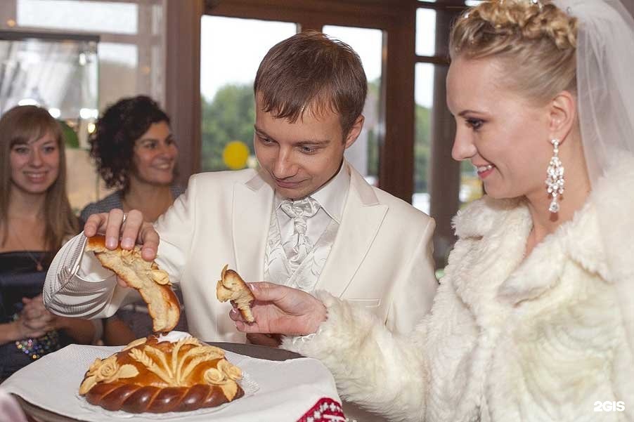 Каравай на свадьбе традиции. Каравай на свадьбу. Хлеб соль на свадьбе. Встреча родителей с караваем на свадьбе. Встреча молодых с караваем и иконой.