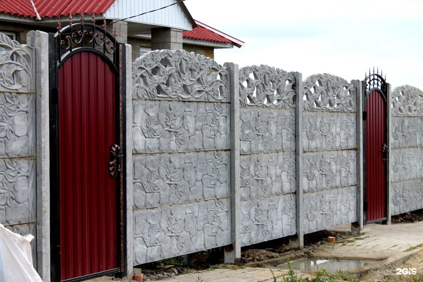 Бетонный забор с воротами