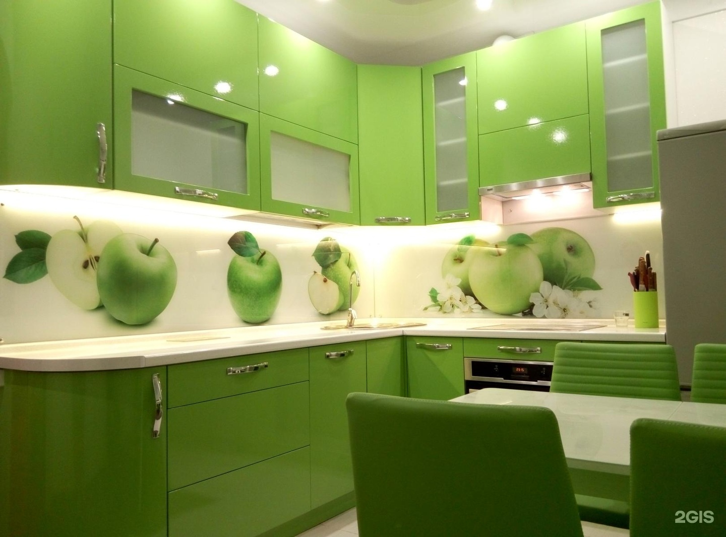 Зеленые обои на кухне. Зеленая кухня. Кухня зеленого цвета. Кухня салатного цвета. Кухня в зеленых тонах.