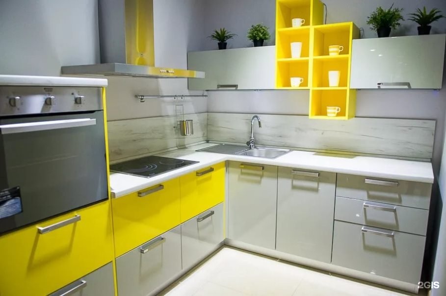 Бело желтая кухня