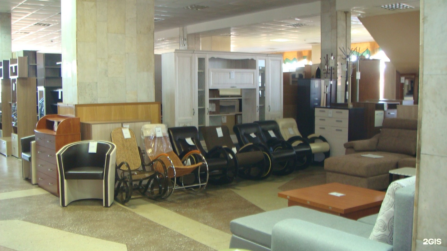 диван с оттоманкой в интерьере гостиной. интерьер магазин кухонь. угловой диван тибет 11. магазин интерьер братск. интерьер мебельного салона.