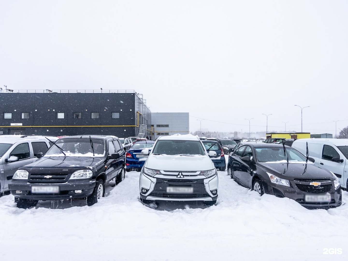 Продажи авто бу челябинск. Автомобили с пробегом зимой. Автосалон машины с пробегом зима. Авторынок Чебоксары машины. Автосалоны Чебоксары с пробегом.