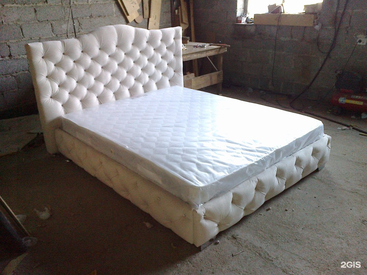 двуспальная кровать с каретной стяжкой и подъемным механизмом