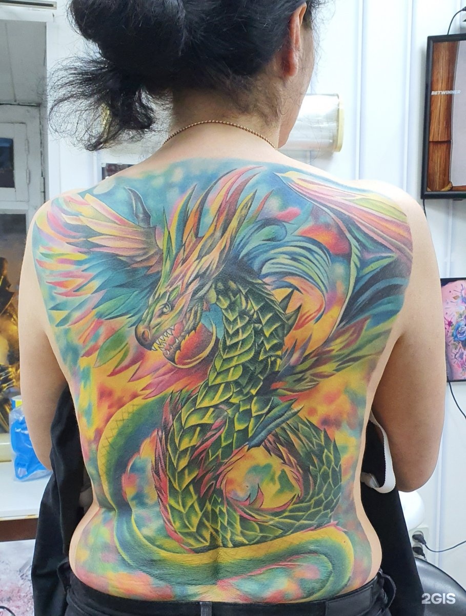 Цветной дракон на спине