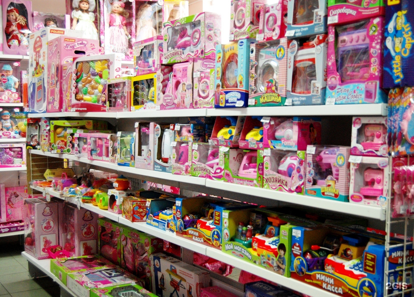 В каких магазинах можно купить игрушки. Магазин игрушек. Детские игрушки магазин. Склад детских игрушек. Детский отдел игрушек.