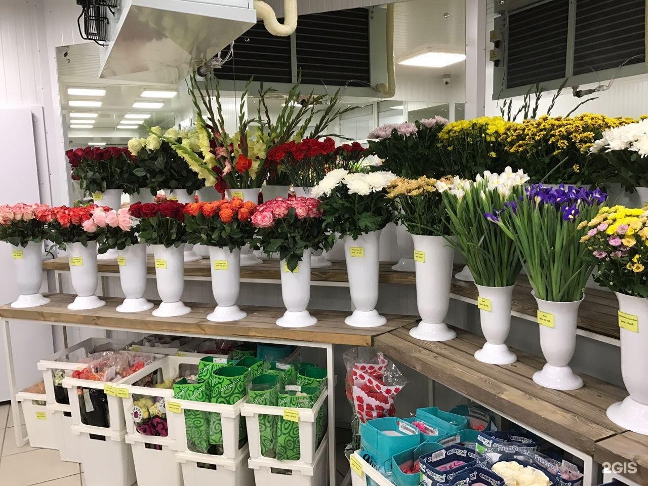 В цветочном магазине были составлены для продажи
