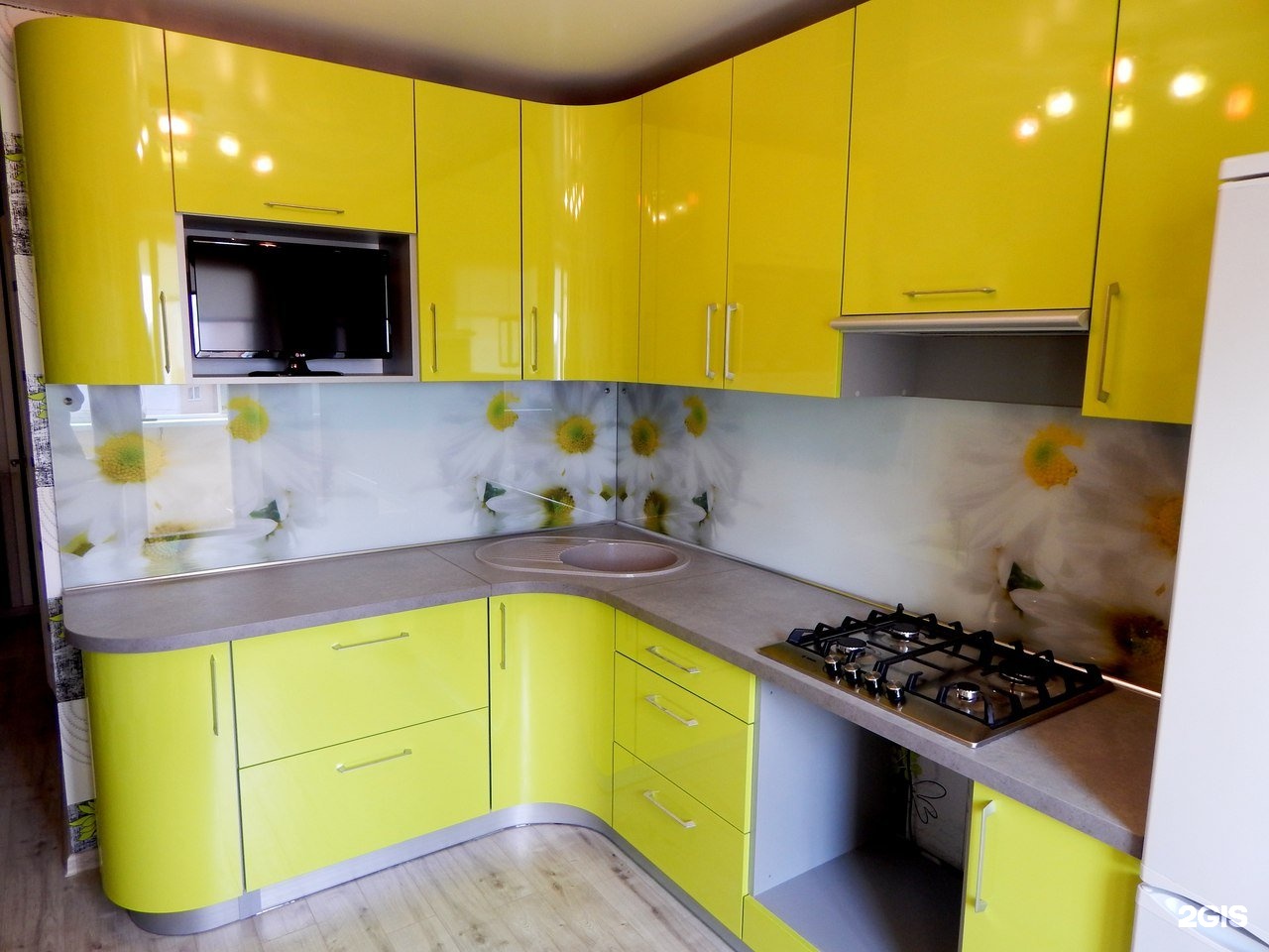 Желтая пластиковая кухня