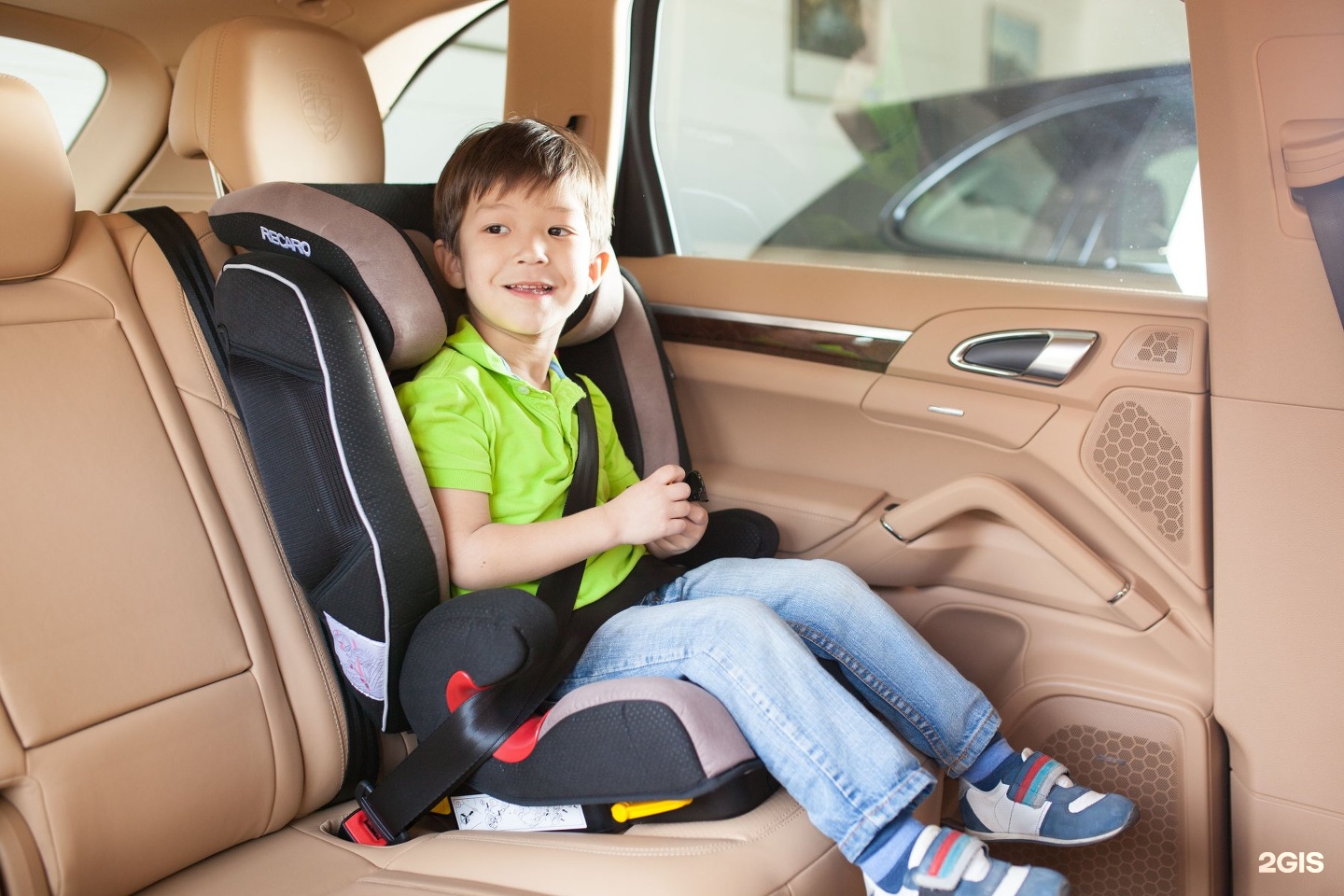 Перевести ребенка в машине. Бустер для детей. Детское сиденье в машину 7 лет. Машина бустера. Автомобиль для детей.