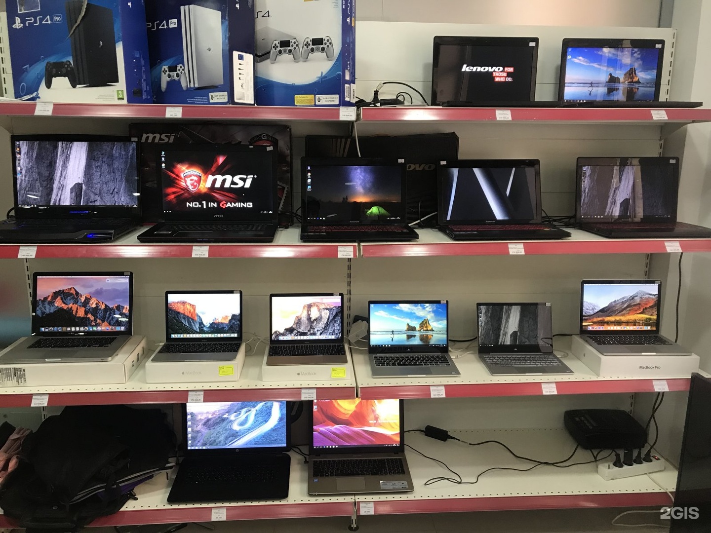 Витринный ноутбук. Компьютерный магазин. Витрина с компьютерами. Магазин компьютеров и ноутбуков. Ноутбук магазин компьютерной техники.