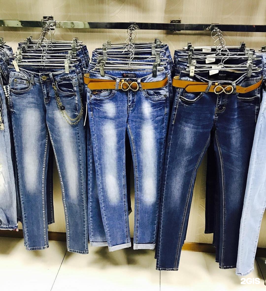 Магазин джинсовой одежды. Ассортимент джинсовой одежды. Магазины недорогой джинсовой одежды. Denim магазин одежды.