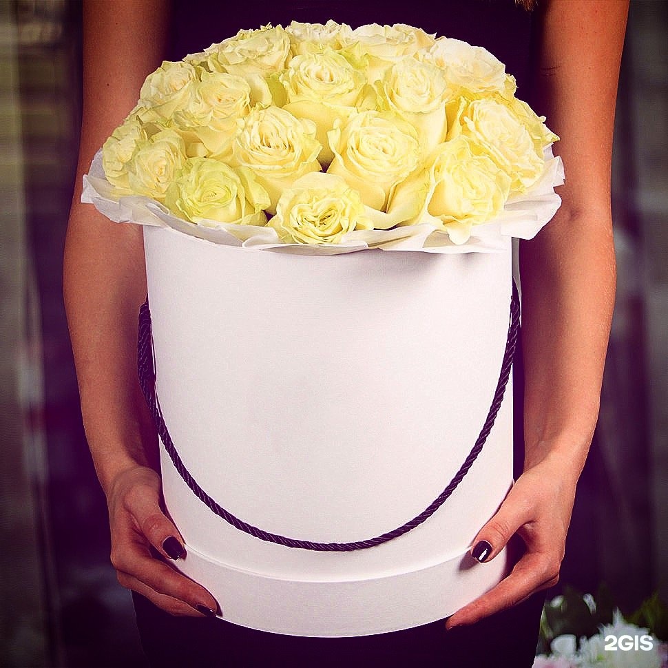 Цветы де флер. 25 Белых роз в шляпной коробке. Розы в коробке. Букеты в шляпных коробках. Коробка для цветов.