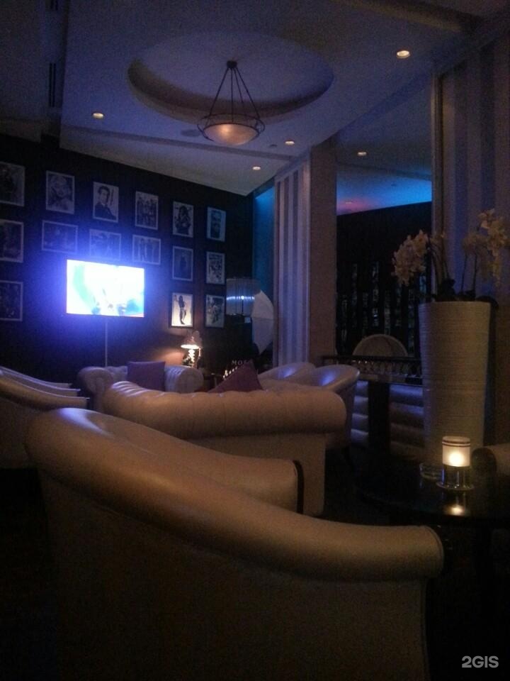 Wait in lounge. Лаунж white dubai. black white lounge новосибирск. уайт лаундж тбилиси. black white lounge новосибирск вип.