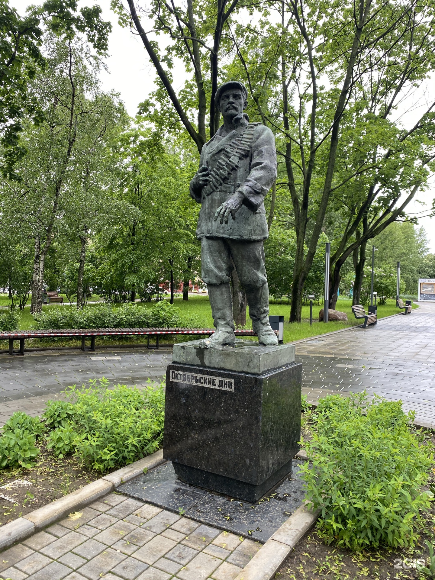 Памятники октябрьский. Памятник на Октябрьской. Памятник октябрь. Памятники в Октябрьском. Октябрьский статуя.