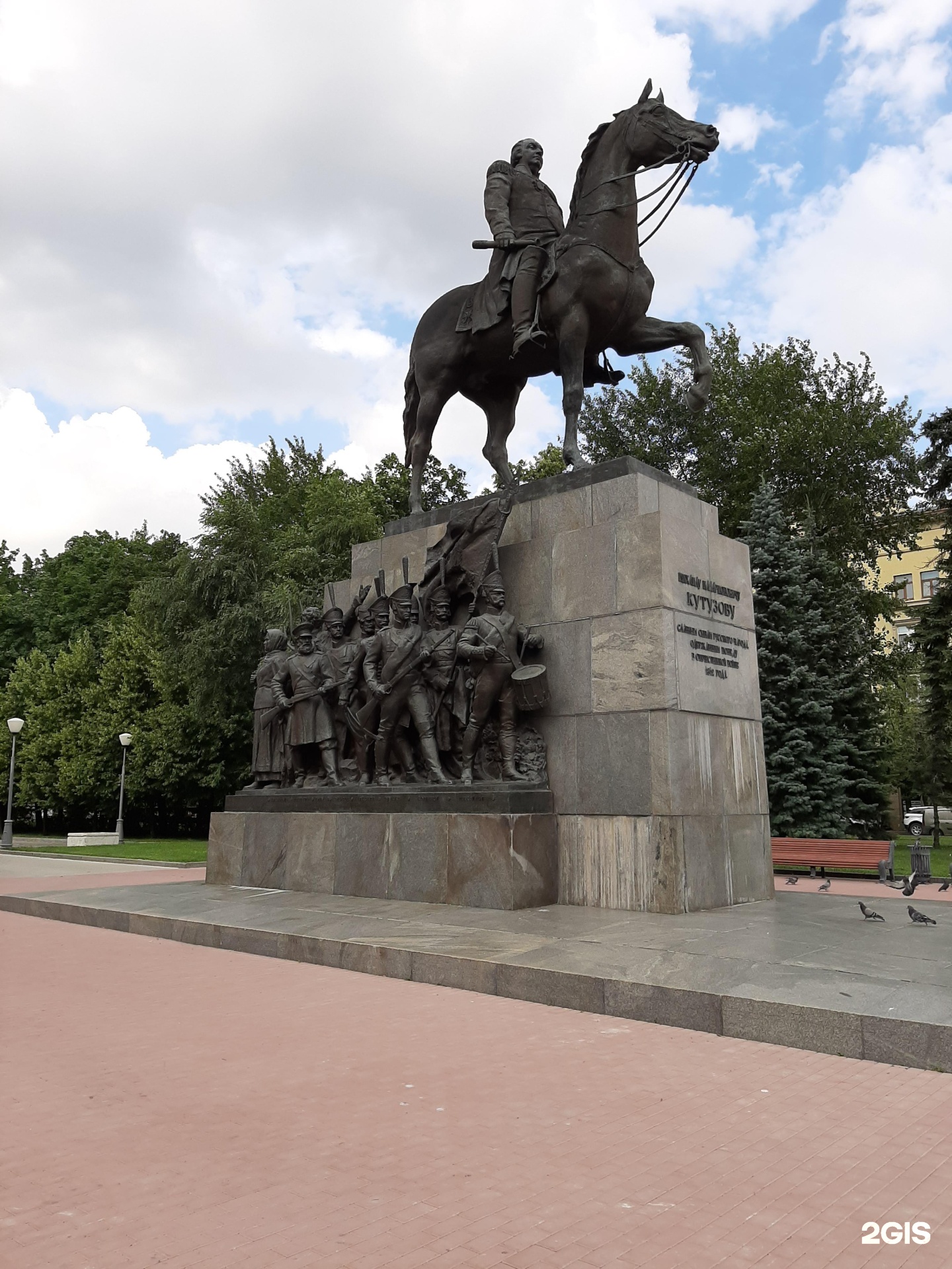 Памятник м. Памятник Михаилу Кутузову в Москве. Памятник Кутузову в Москве на Кутузовском. Памятник Кутузову возле Бородинской панорамы Москва. Памятник Кутузову в Москве. Скульптор — н. в. Томский.