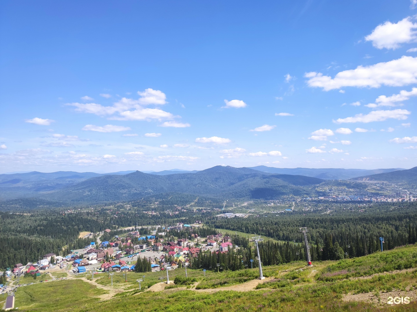 Вид на гора зеленая Шерегеш красивые фото