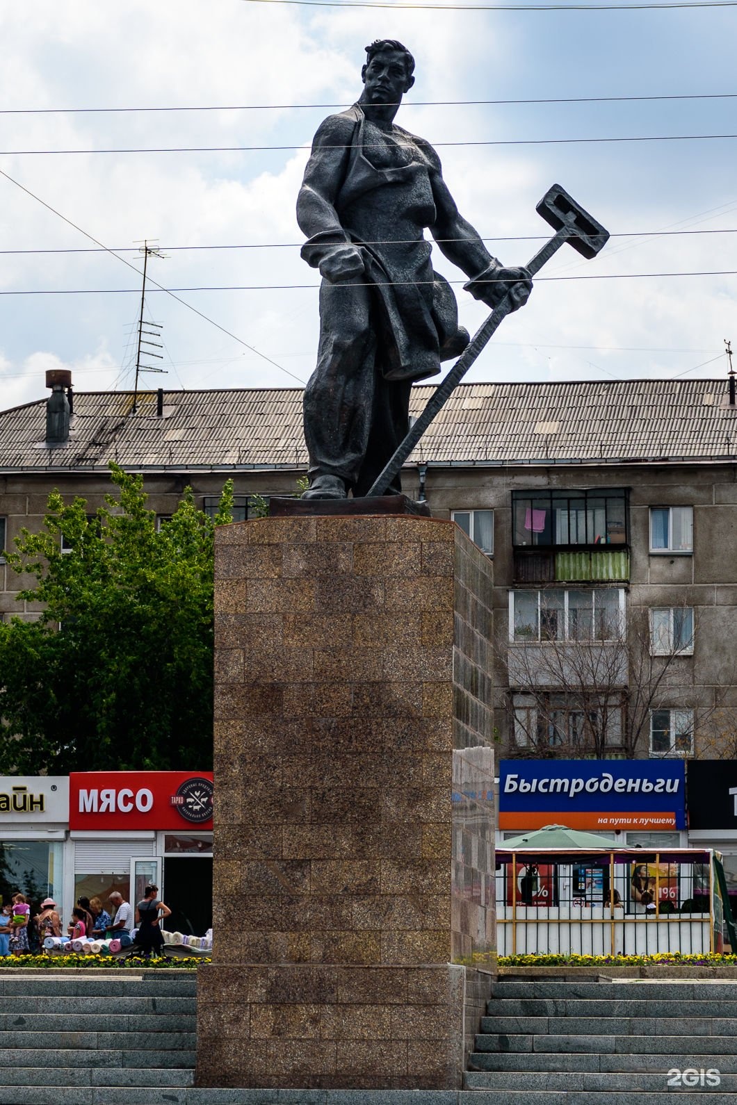 Памятники в магнитогорске. Металлург (памятник, Магнитогорск). Памятни́к сталевару Магнитогорск. Памятник первому сталевару Магнитогорск. Памятник метташлургмагнитогорск.