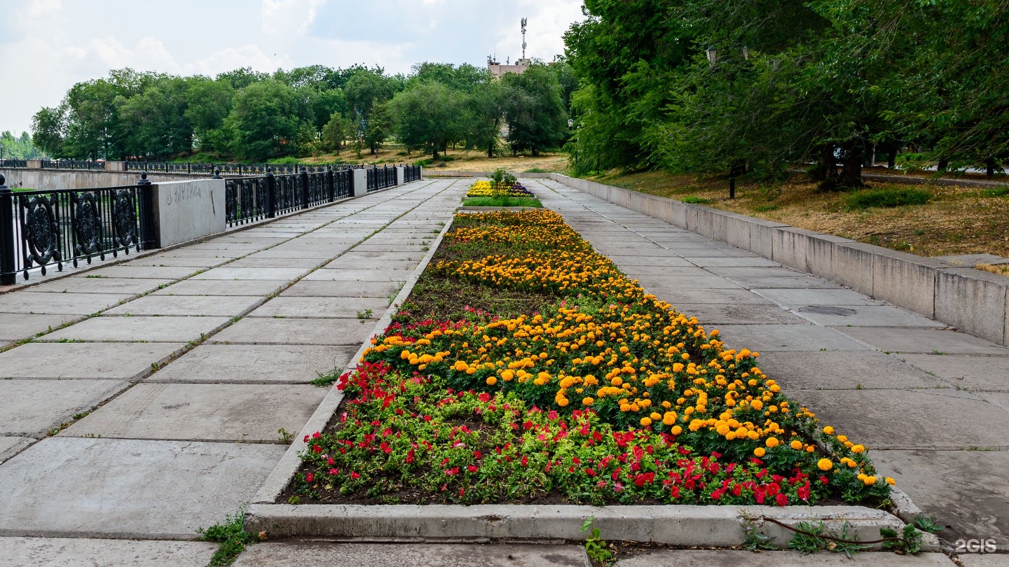 Магнитогорск центральный. Набережная Магнитогорск. Улица набережная Магнитогорск. Сквер Центральный переход Магнитогорск. Улица набережная город Магнитогорске.