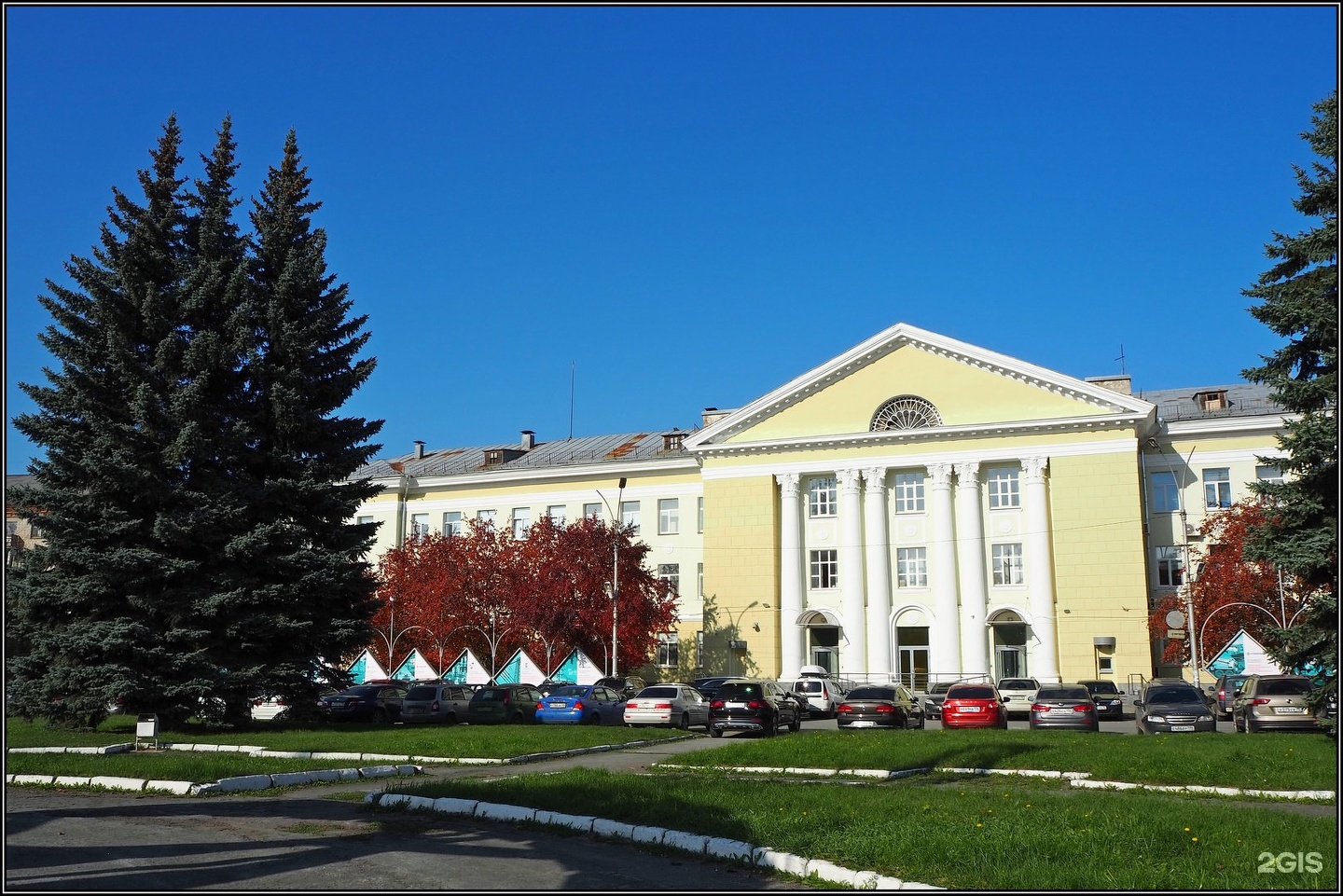 2 екб. Дом с колоннами Химмаш. Музей Химмаша. Экран Химмаш. Исток Химмаш.