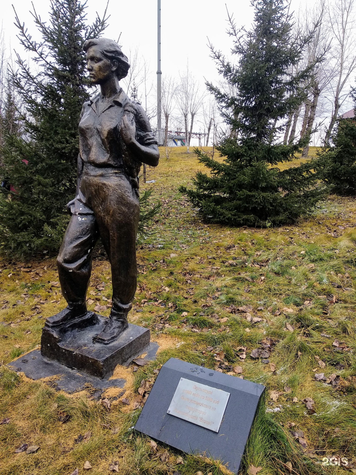 красноярские геологи. памятник геологам в красноярске. школьники в клубе. памятник геологам в красноярске. открытие памятника геолога в красноярске.