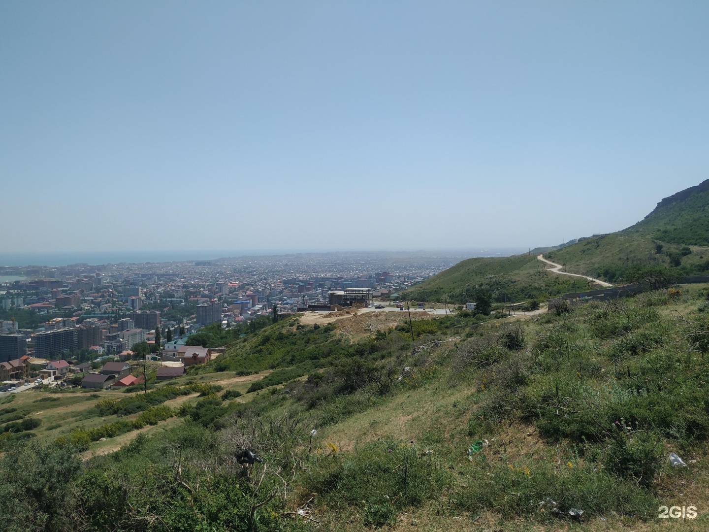 Тарки тау. Гора Тарки Тау в Махачкале. Смотровая площадка Тарки Тау. Смотровая Тарки Тау Махачкала. Смотровая площадка склона горы Тарки-Тау.