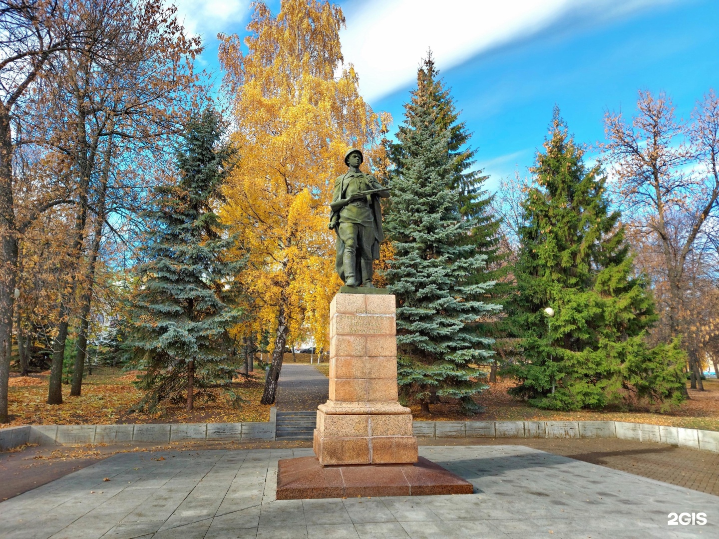 Парк матросова уфа где находится. Памятник Ленину в Сызрани. Памятник Александру Матросову в Уфе в парке Ленина. Сызрань памятник на площади Ленина.