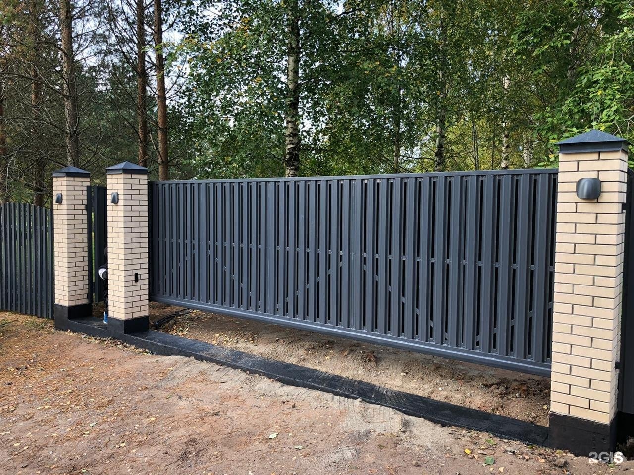 секционные заборы из металлических прутьев. варианты дешевого забора. красивый забор. деревянный забор. заборы ленинградская область.