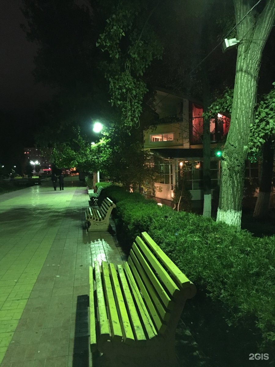 Парк Махачкала ночью