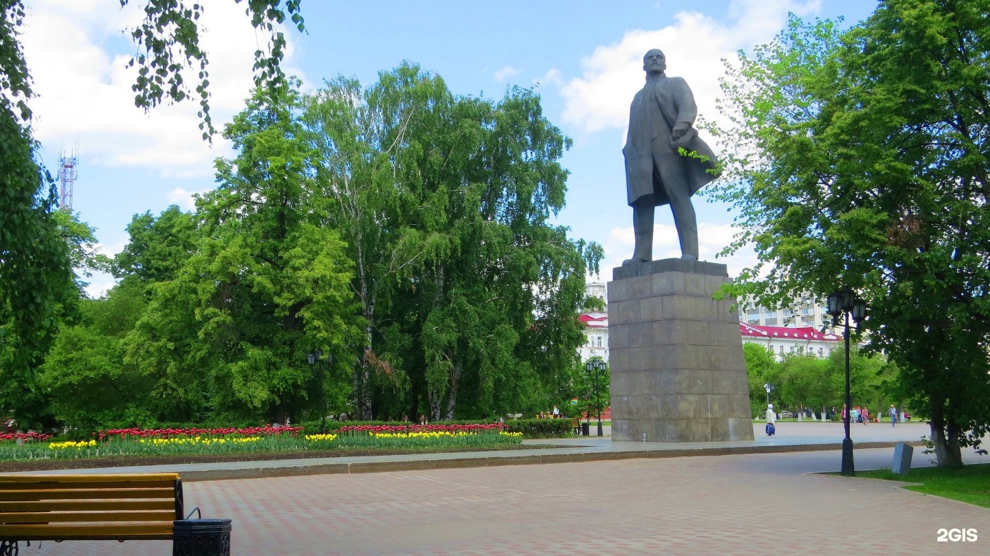 Центральная площадь тюмень. Памятник Ленину в Тюмени. Статуя Ленина в Тюмени. Площадь Ленина Тюмень.