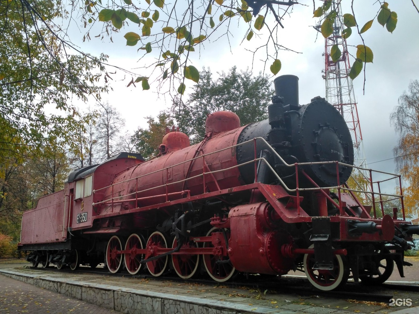 Паровоз памятник. Гуково паровоз. Памятник коммунарам. Памятник паровозу Челябинск на вокзале.