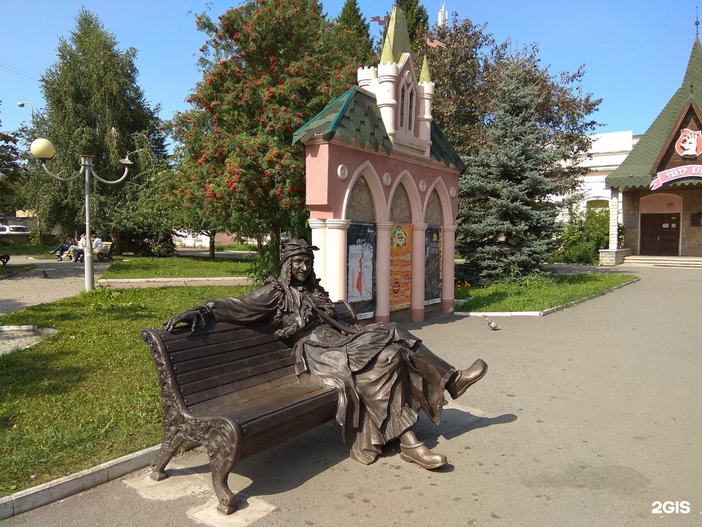 Памятник бабе Яге в Челябинске