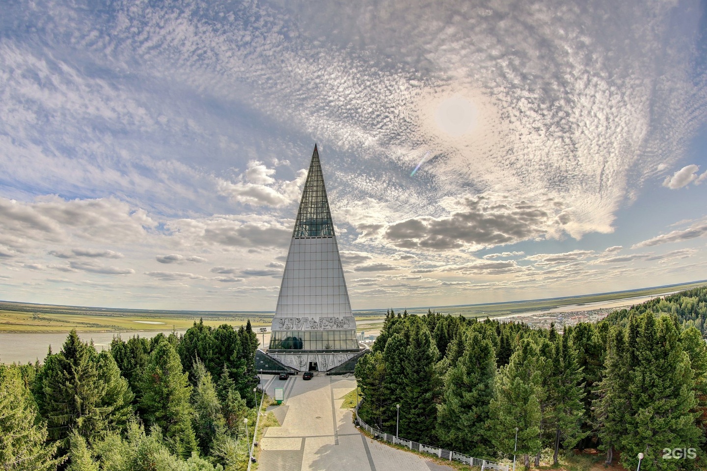 Монумент первооткрывателям Ханты-Мансийск