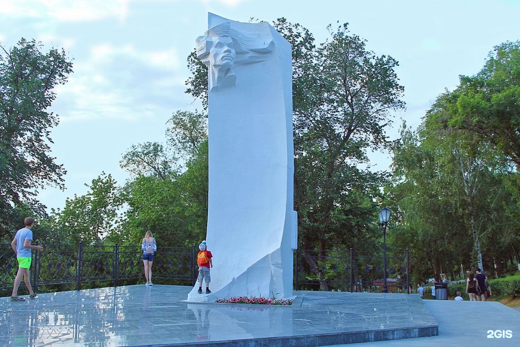 Парк имени горького самара. Памятник Горькому в Самаре. Памятник Максиму Горькому Струковский сад. Струковский сад Самара памятник. Струковский парк Самара памятник Горькому.