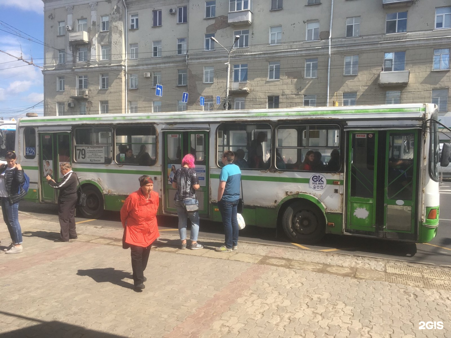 Маршрут 79 остановки. День общественного транспорта. Автобус 79 Омск. Автобус ЖД вокзал аэропорт. Автобус ходит.