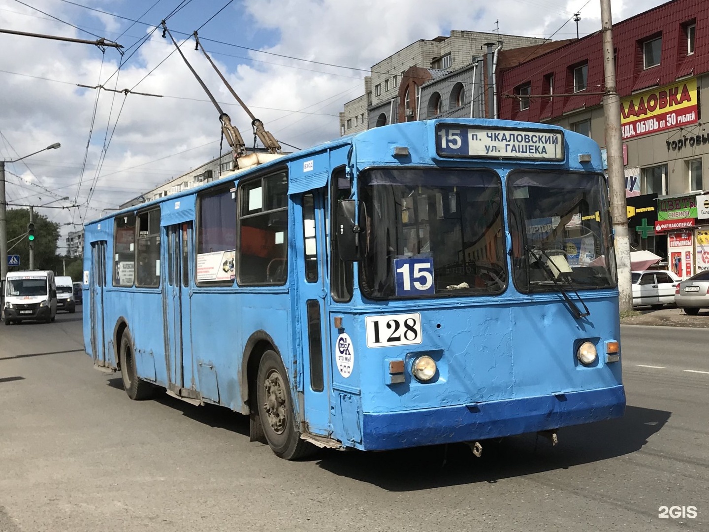 Троллейбус омск. Новый 67 троллейбус Омск. Троллейбус гармошка в Омске. 15 Троллейбус Омск.