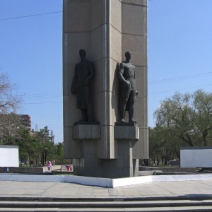 Город героев омск. Мемориал Слава героям. Памятники героям в Омске. Мемориал славы героям-морякам в Поти э Амашукели. Слава героям Омск.