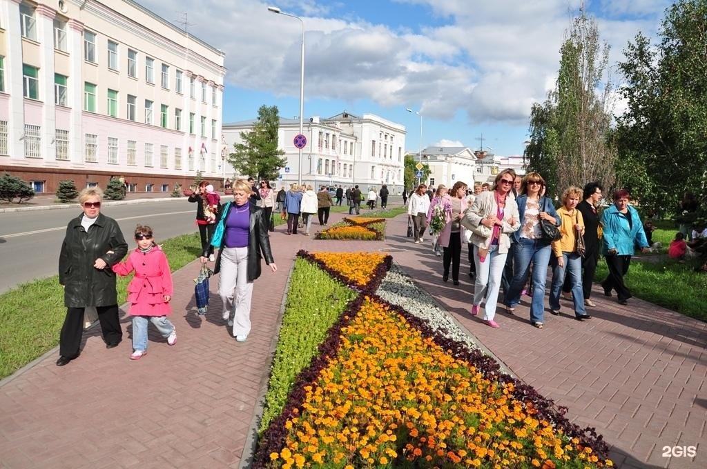 Где находится сквер. Выставочный сквер Омск. Воскресенский сквер Омск. Выставочный сквер Омск где находится. Сквер на Партизанской в Омске.