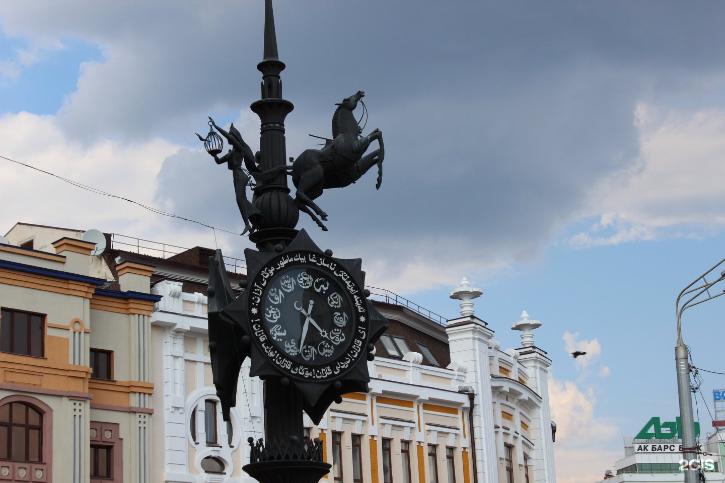 Композиция с часами. Памятник часам Казань. Композиция часы скульптура. Большие часы в Казани.